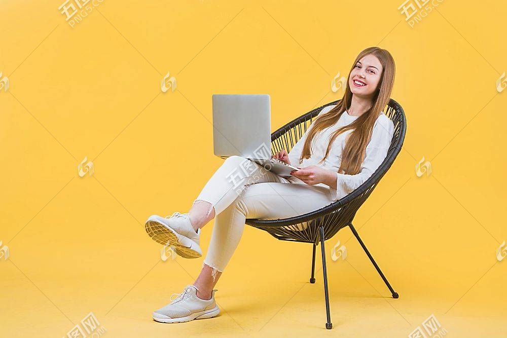 坐在椅子上使用笔记本的气质女性高清图片素材下载 图片id 人物图库 高清图片 五图网png5 Com