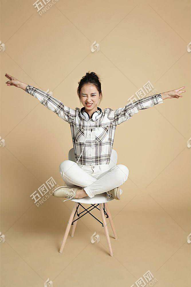 盘腿坐在椅子上的格子衬衫休闲居家女性高清图片素材下载 图片id 人物图库 高清图片 五图网png5 Com